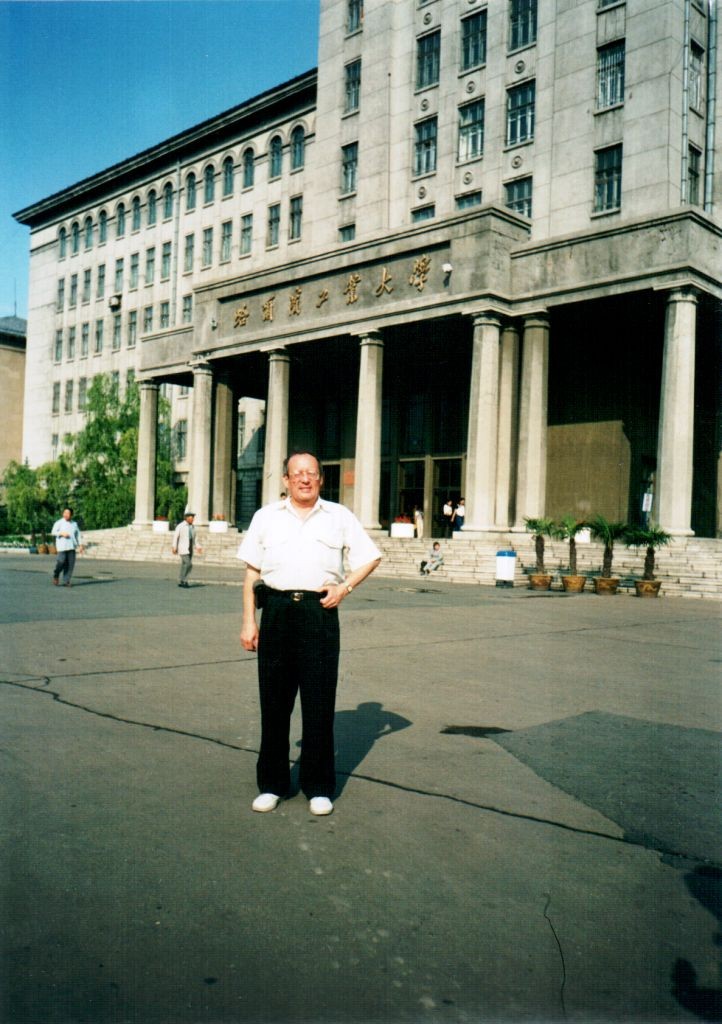 Титов Б.А. у входа в университет в Китае